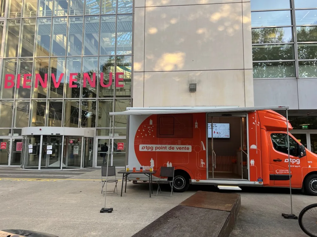 Le point de vente mobile des tpg, stationné devant l'entrée d'Uni Mail.
